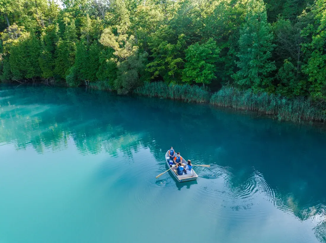 People on boat in 绿色的湖 park.